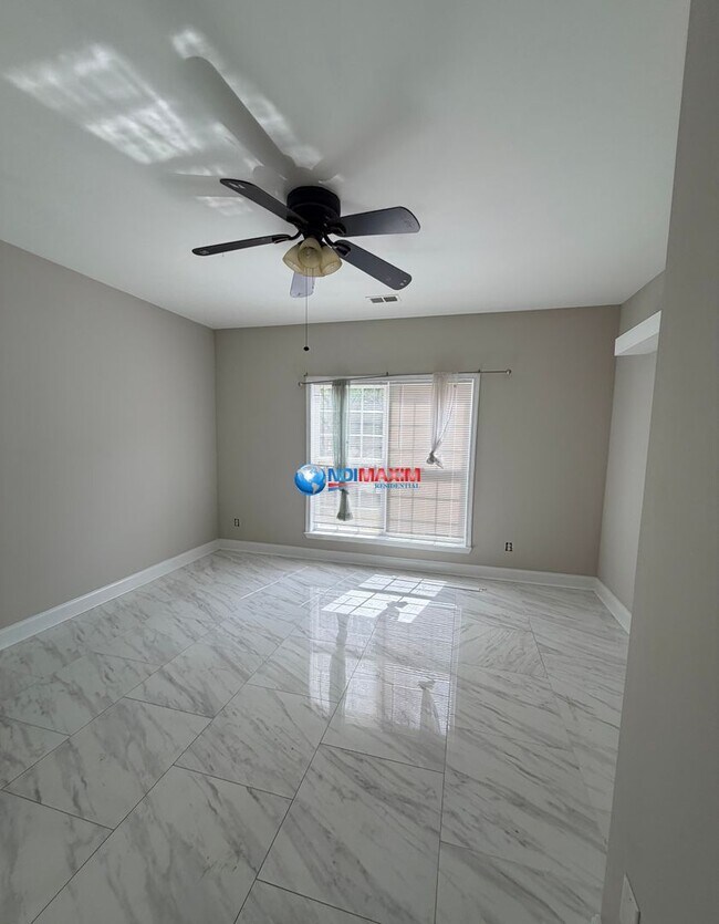 Building Photo - Spacious 4-bedroom house with fenced, FENCED backyard, Master on Main. Plus BONUS Room