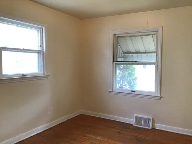 Building Photo - 3 Bedroom Single Family Home