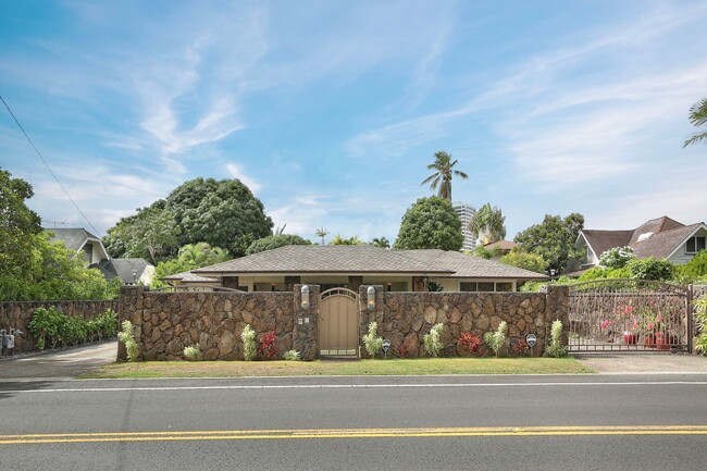 Building Photo - Executive Kahala Home with detached Cottage