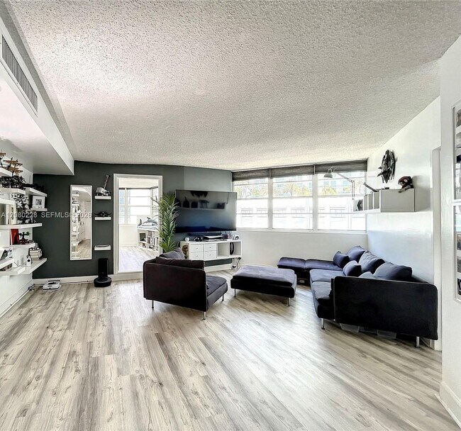 Building Photo - 999 Brickell Bay Dr