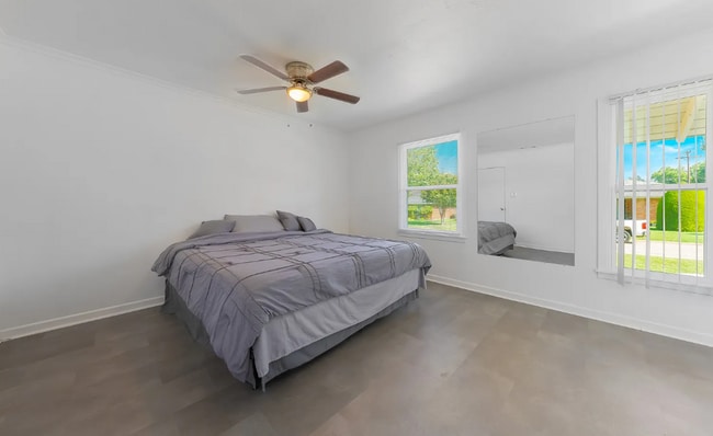 Building Photo - 3 Bedroom home in highly desireable area