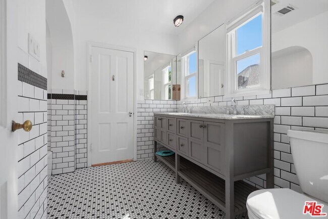 Building Photo - 1170 S Beverwil Dr