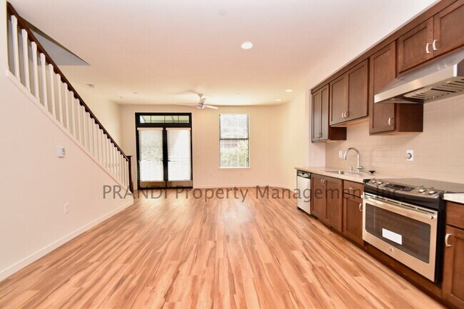 Building Photo - 107 G St