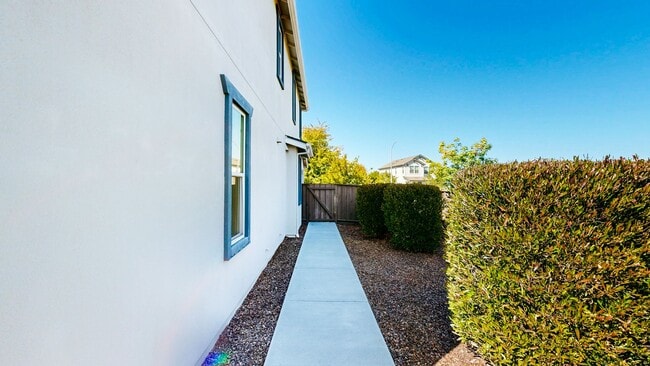 Building Photo - Rare Santa Rosa Four Bedroom house in Desi...