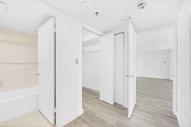Building Photo - 20505 E Country Club Dr
