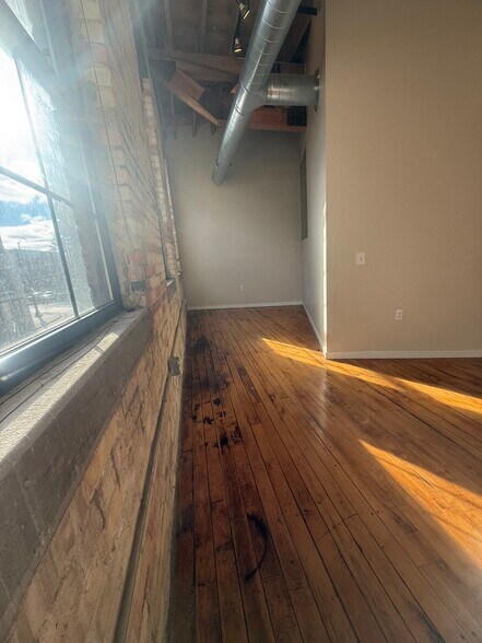 Building Photo - 146 S River Ave