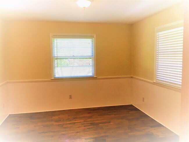 Building Photo - Cottage style brick ranch home, carport, f...