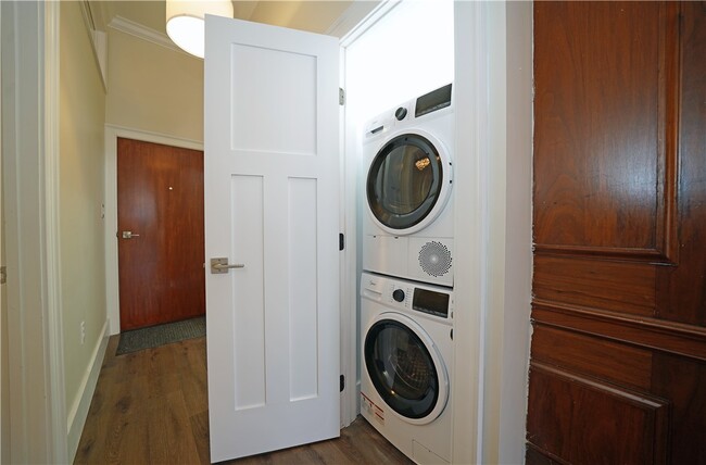 Building Photo - 184 N Main St