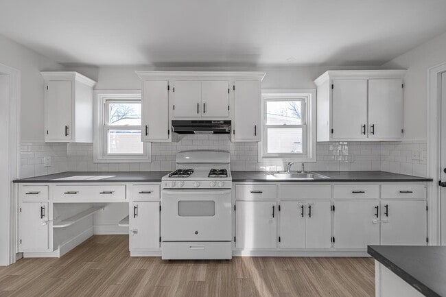 Building Photo - 4924 Greenwood St