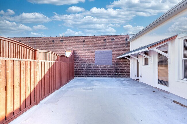 Building Photo - OPPORTUNITY KNOCKS 3 BED 1 BATH 1,400 SF ± Apartment in The Hill — Private Patio, Hardwood Floors...