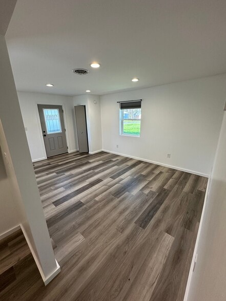 Building Photo - 414 Maple Dr