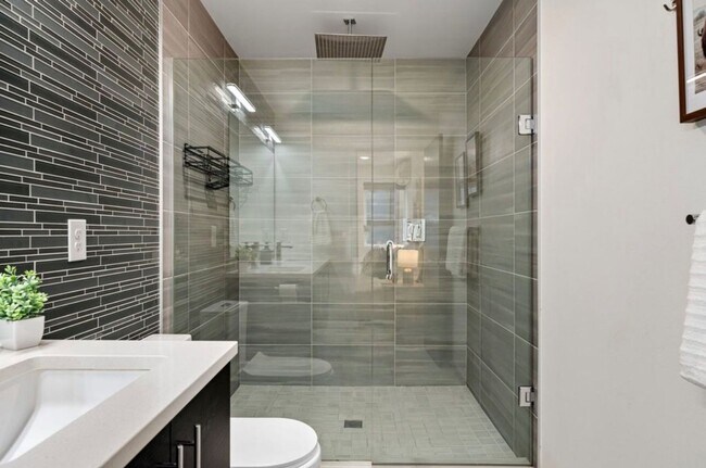 Building Photo - 5915B California Ave SW