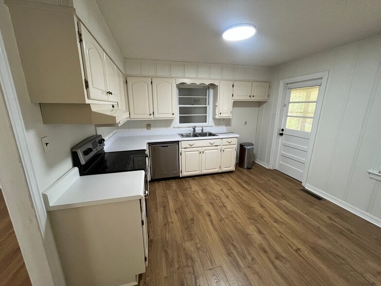 Building Photo - 128 N Leland Dr