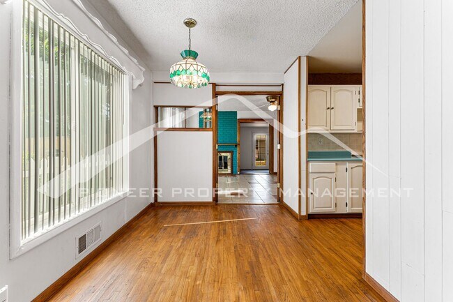 Building Photo - Single Family Home with 1 Car Garage and Central Air!