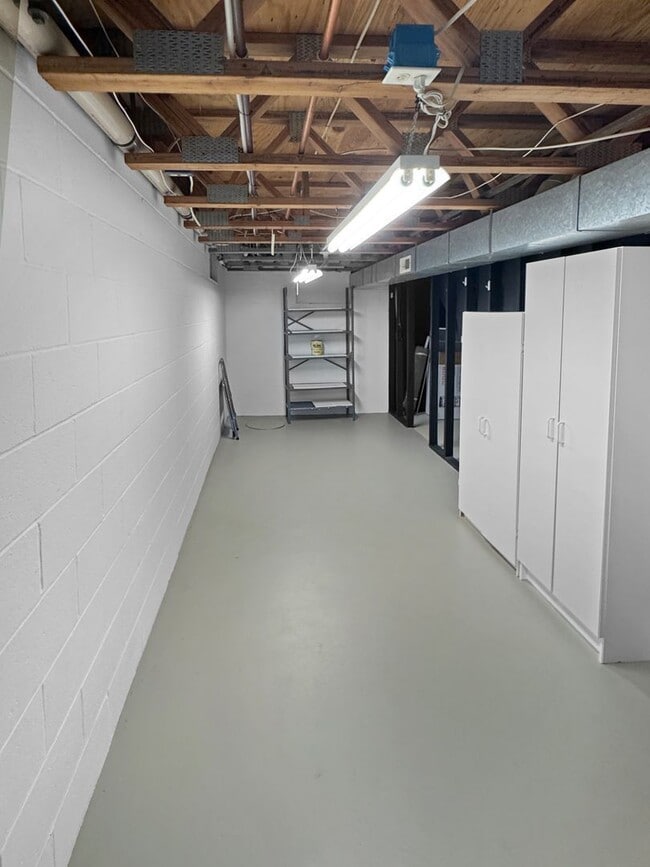 Building Photo - 15858 Lake Ave