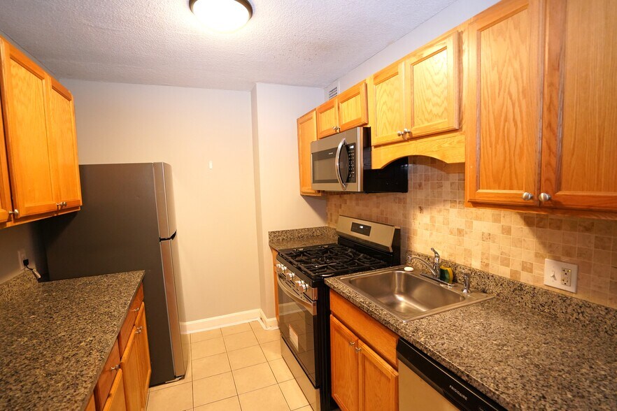 Building Photo - 77 Pond Ave