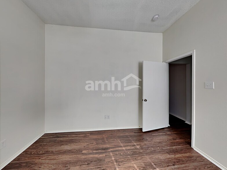 Building Photo - 225 Willow Creek Dr