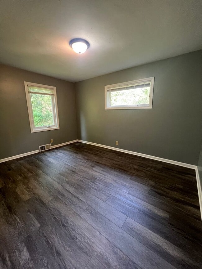 Building Photo - 3-bedroom, 2-bathroom private retreat in C...