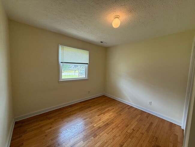 Building Photo - 3 Bedroom / 1.5 Bath Brick Home Kingsport TN