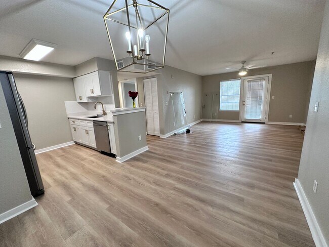 Building Photo - Fully Renovated  2B/2B  Condo near Beach in the Heart of Destin!