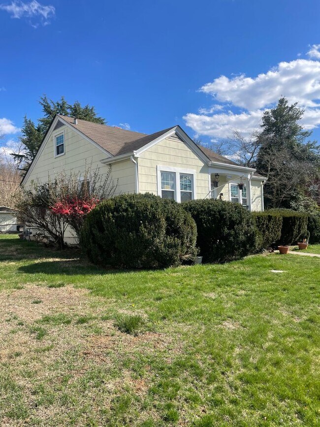 Building Photo - Roommate Needed for 4 BR 1 BATH home