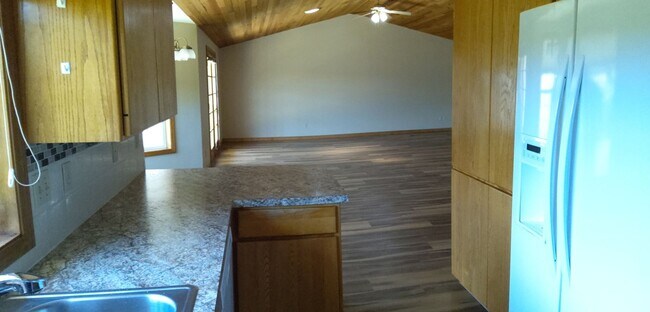 Building Photo - Best 2 Bedroom - 2 Bath Duplex Unit On The Market