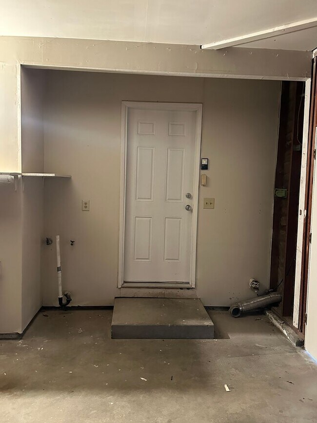 Building Photo - 1613 Carnation Ct