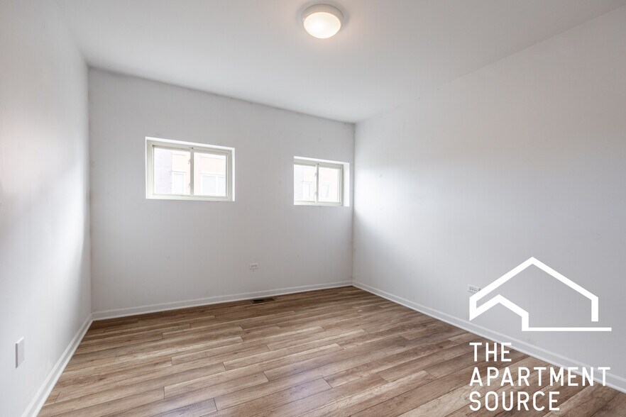 Building Photo - 2700 W North Ave