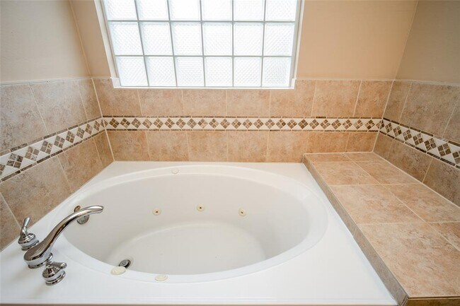 Building Photo - 2906 Royal Oaks Crest