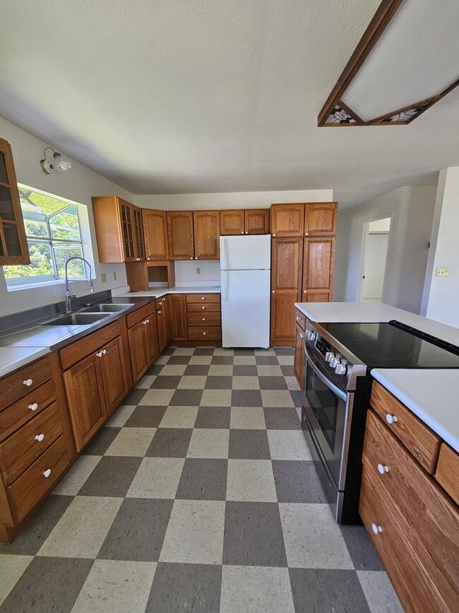 Building Photo - Beautiful 3 bedroom home on Naniakea St