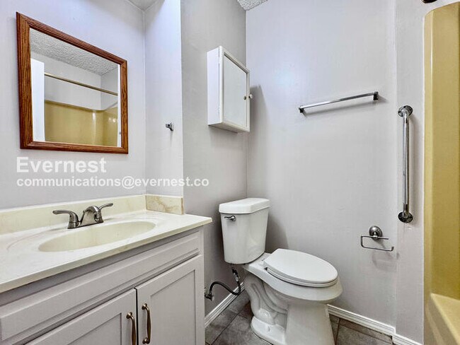 Building Photo - 3 Bed, 2 Bath Home with Garage / Pet-Friendly / Available Now!