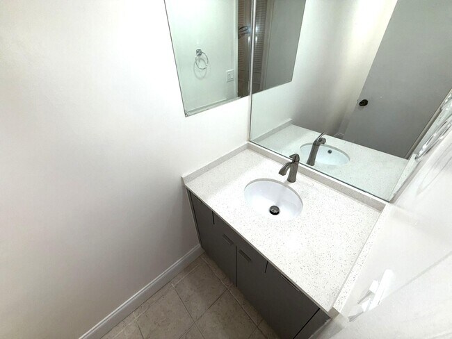 Building Photo - 3670 Inverrary Dr