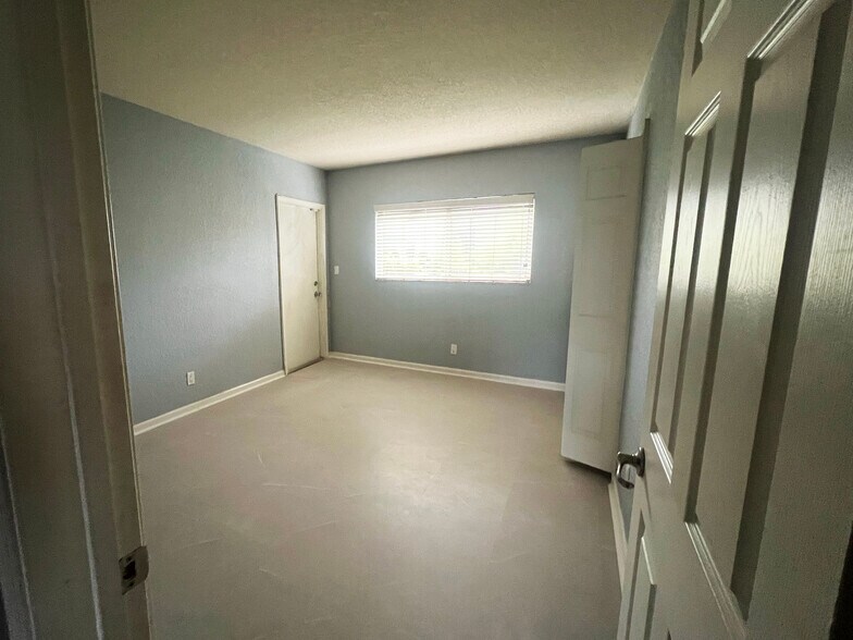 Building Photo - 1353 Holly Heights Dr