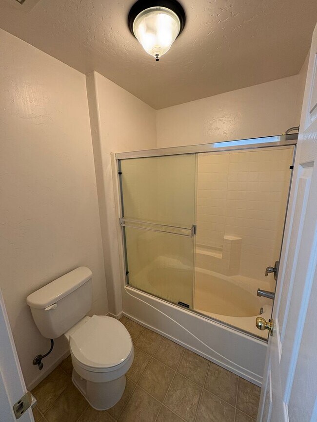 Building Photo - Lovely NW Visalia Home Near Shopping Centers Available Now!