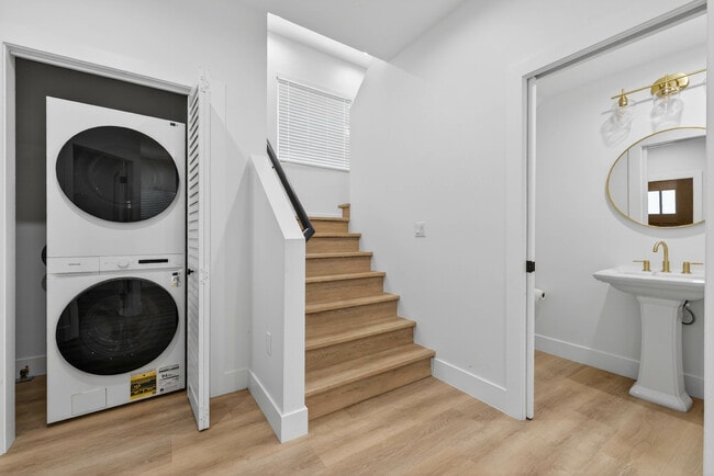 Building Photo - 678 E 45th St