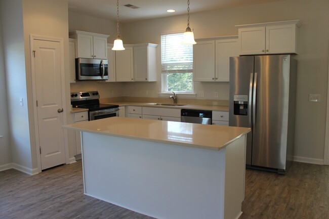 Building Photo - Beautiful Townhome in Wellstone