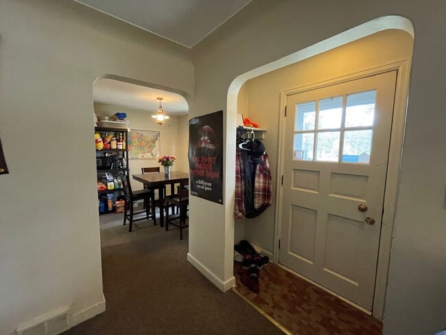 Building Photo - AVAILABLE JUNE 1ST -4 bed/ 2 bath Home Near Campus!