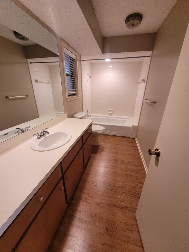Building Photo - 2 bed 2 bath townhome with 1 car garage