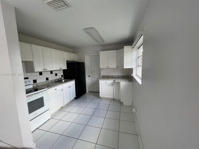 Building Photo - 5751 SW 38th Ct