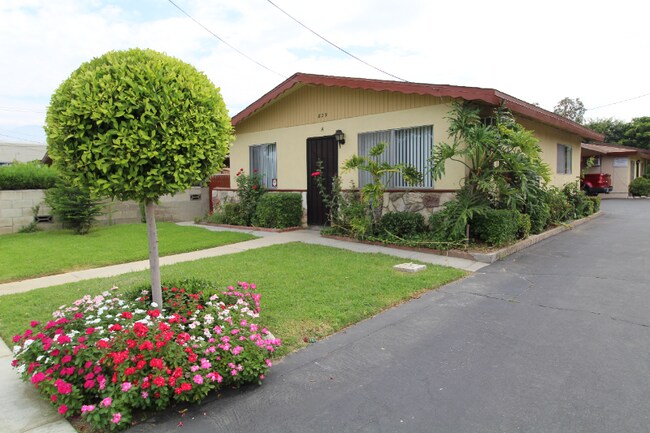 Building Photo - 835 S Oaks Ave