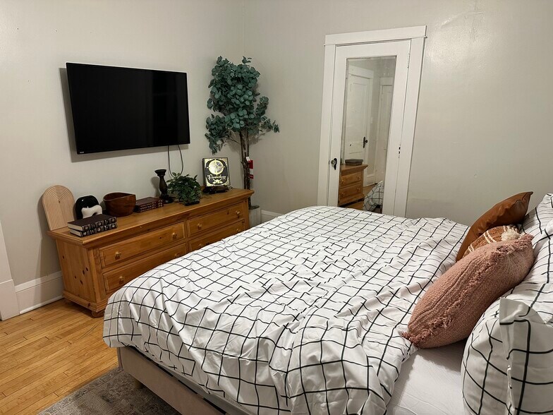 Building Photo - 800 37th Ave NE