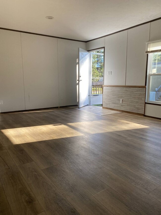 Building Photo - 75 Medlar Ln