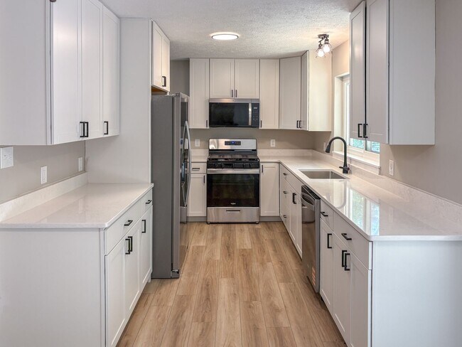 Building Photo - Single Family Residence