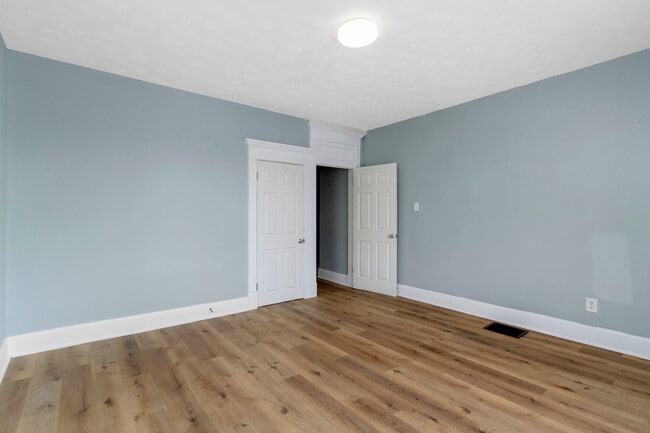 Building Photo - 17 E Parkview Ave