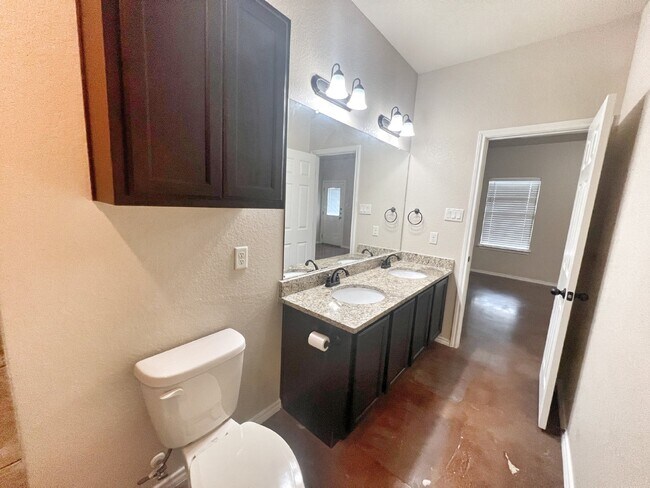 Building Photo - Spacious 3BR/2BA Duplex with Private Yard ...
