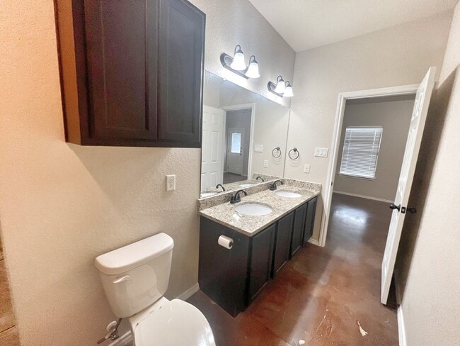 Building Photo - Well Kept Duplex off of Pahmeyer