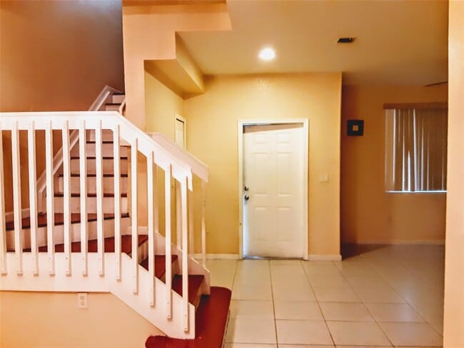 Building Photo - 1425 SE 24th Ct