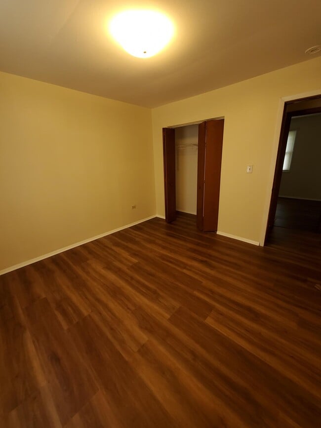 Building Photo - 209 E Pineview Dr