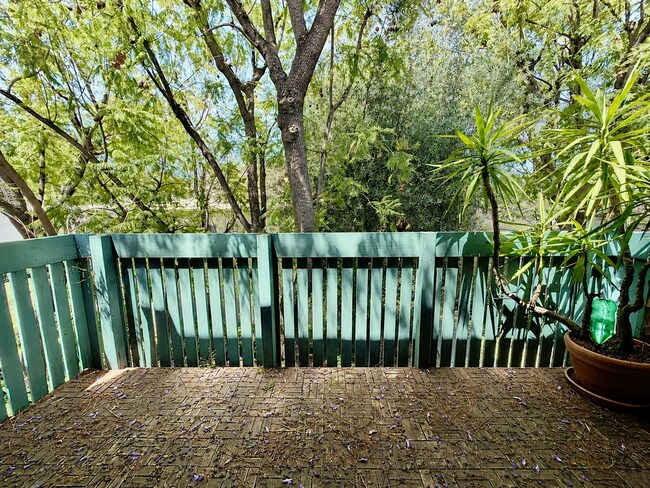 Building Photo - Bright & Updated 2bed 1 bath Tarzana Condo in Gated Community!