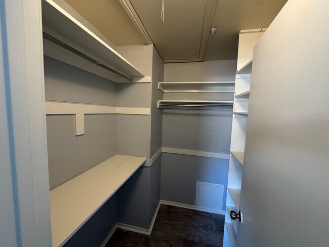 Building Photo - Bright & Spacious 1 Bedroom Apartment in T...